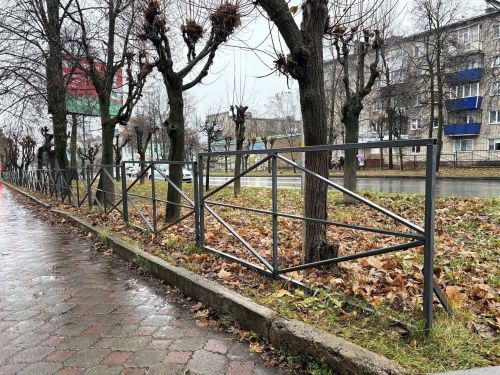 В Лениногорске начали демонтировать железные ограждения между дорогой и тротуаром