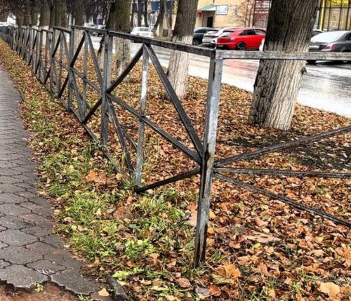 В Лениногорске начали демонтировать железные ограждения между дорогой и тротуаром