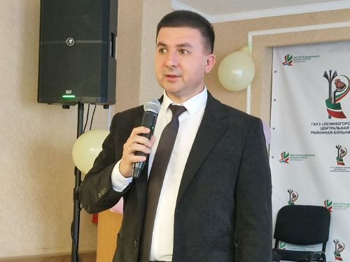 Главный врач ЦРБ Лениногорска поздравил ветеранов здравоохранения с Днем пожилых