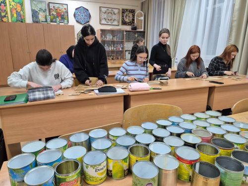 Студентки Лениногорского педагогического колледжа приготовили окопные свечи