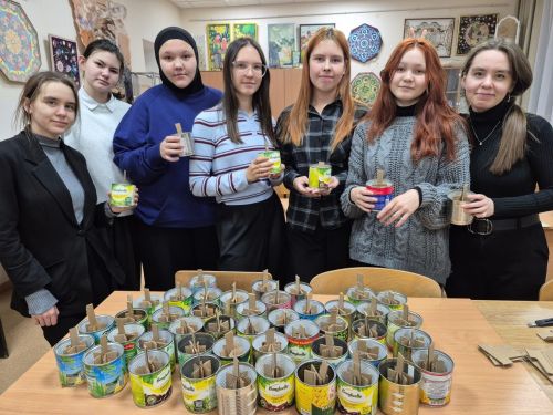 Студентки Лениногорского педагогического колледжа приготовили окопные свечи