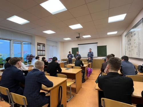 В Лениногорске студенты колледжа познакомились с профессиями Росгвардии