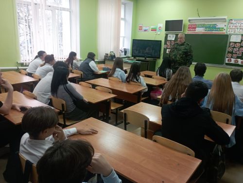 В Лениногорске участник боевых действий в Афганистане встретился с подростками