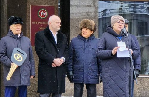 Раис Татарстана Рустам Минниханов вручил ключи от автомобиля главам Шугуровского и Старошугуровского сельских поселений