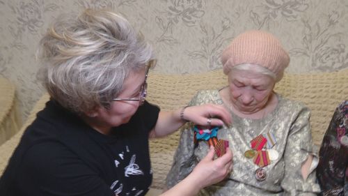 Для вручения медали в честь 80-летия Победы к жительнице Лениногорска приехали из Ямало-Ненецкого автономного округа