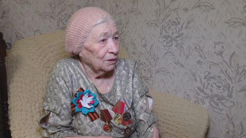 Для вручения медали в честь 80-летия Победы к жительнице Лениногорска приехали из Ямало-Ненецкого автономного округа