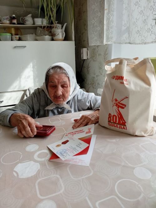 Ветераны лениногорского здравоохранения получили юбилейные медали к 80-летию Победы