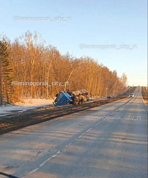 На спуске к Миннибаево грузовик съехал в кювет и перевернулся