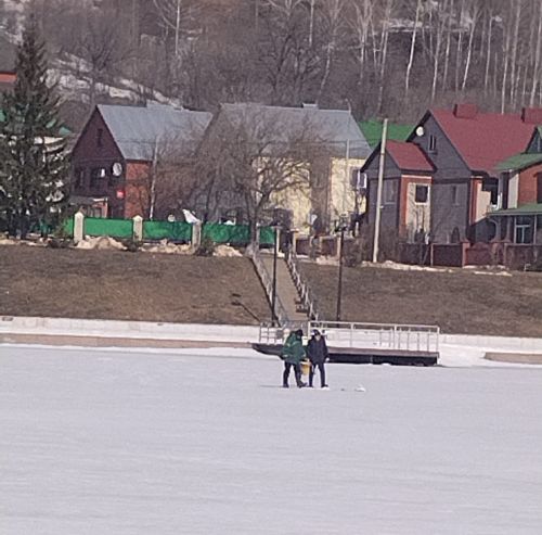 В Лениногорске рыбаки, рискуя жизнью, выходят рыбачить на лёд