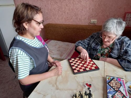 В Лениногорске социальные работники для профилактики болезни Альцгеймера играют с подопечными в шахматы