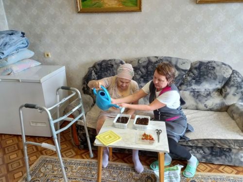 В Лениногорске социальные работники для профилактики болезни Альцгеймера играют с подопечными в шахматы