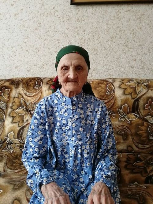 Социальный работник из Лениногорска поздравила труженицу тыла с 96-летием