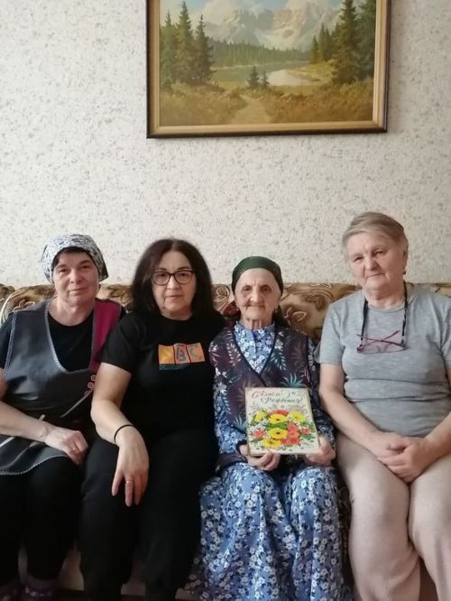 Социальный работник из Лениногорска поздравила труженицу тыла с 96-летием