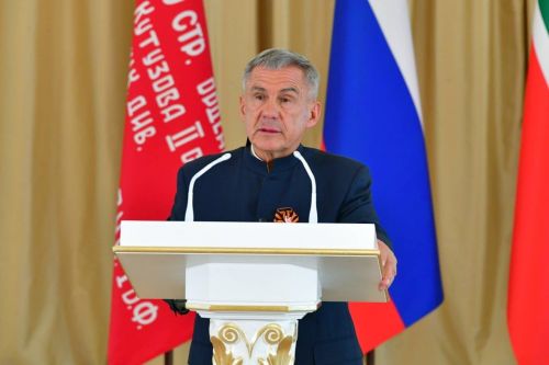 Рустам Минниханов вручил государственные награды татарстанцам в преддверии Праздника весны и труда и Дня Победы