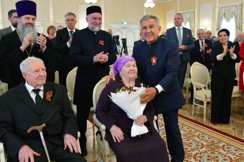 Рустам Минниханов вручил государственные награды татарстанцам в преддверии Праздника весны и труда и Дня Победы