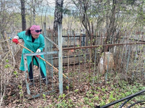 Сотрудники краеведческого музея Лениногорска убрались на могилах участников ВОВ и тыловиков