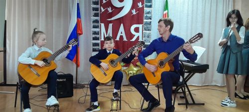 Юные музыканты Лениногорска выступили с концертом перед своими ровесниками