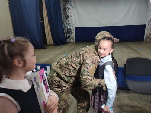 В Лениногорске боец СВО отблагодарил школьниц-волонтёров за трогательный подарок