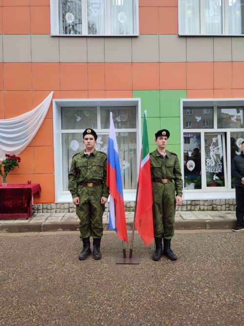 Командиру танкового батальона Сергею Исаеву установили на родной школе мемориальную доску
