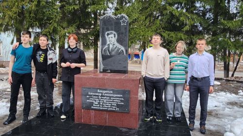 В Лениногорске школьники убрались на территории памятника герою гражданской войны