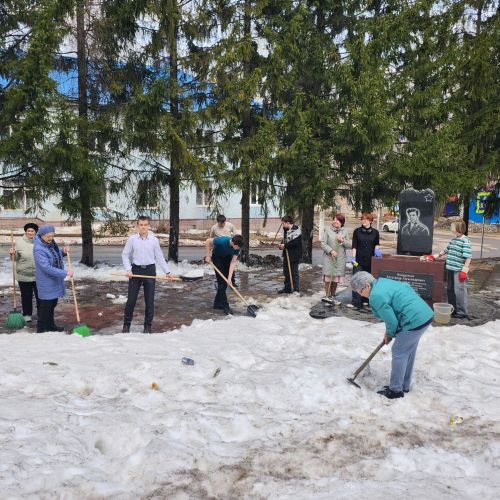 В Лениногорске школьники убрались на территории памятника герою гражданской войны