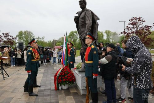 У подножия памятника Фатиху Кариму исполнили песню на его стихи