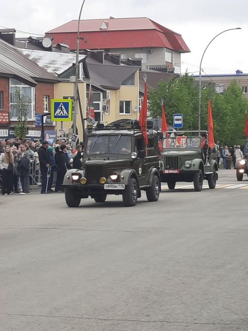 Украшением парада в Лениногорске стала раритетная техника