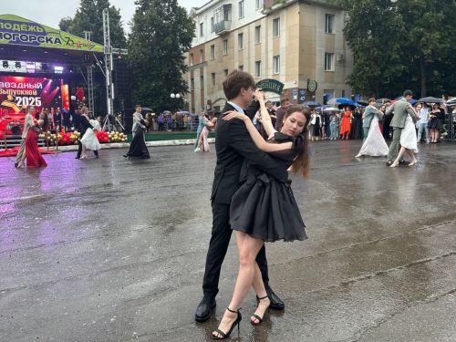 В Лениногорске непогода не помешала провести выпускной бал на центральной площади города