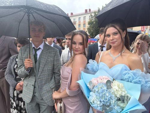 В Лениногорске непогода не помешала провести выпускной бал на центральной площади города