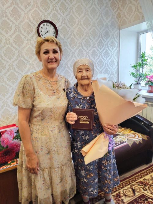 Перешагнувшим столетний рубеж жительницам Лениногорского района вручили награды