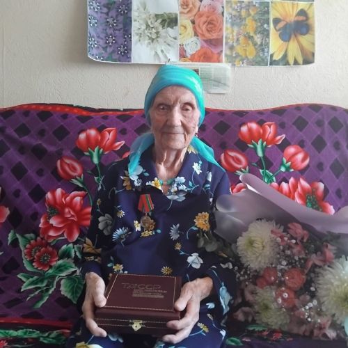 Перешагнувшим столетний рубеж жительницам Лениногорского района вручили награды