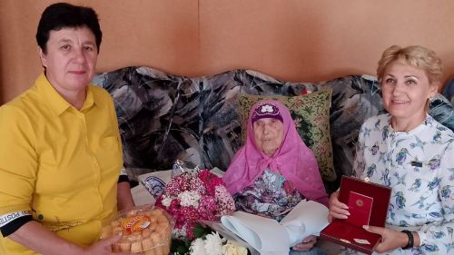 Перешагнувшим столетний рубеж жительницам Лениногорского района вручили награды