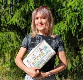 Почтальон Елена Тимофеева каждый день спешит к жителям Лениногорска