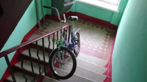 МЧС предупреждает, почему не стоит оставлять личные вещи в подъезде