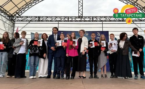 В Лениногорске состоялась торжественная церемония вручения паспортов юным гражданам России