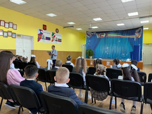 Первоклассникам из школы № 5 Лениногорска вручили световозвращающие элементы