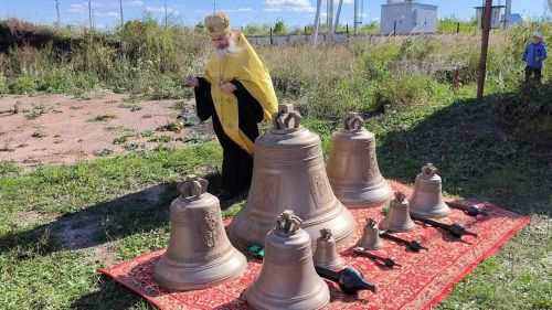 В Лениногорске освятили 8 колоколов для храма святителя Николая