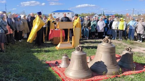 В Лениногорске освятили 8 колоколов для храма святителя Николая