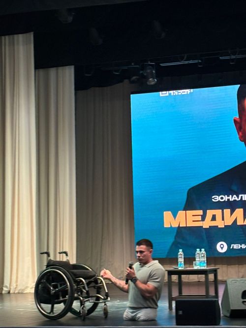 Известный блогер Рустам Набиев, потерявший ноги во время обрушения казармы в Омске, встретился с жителями Лениногорска
