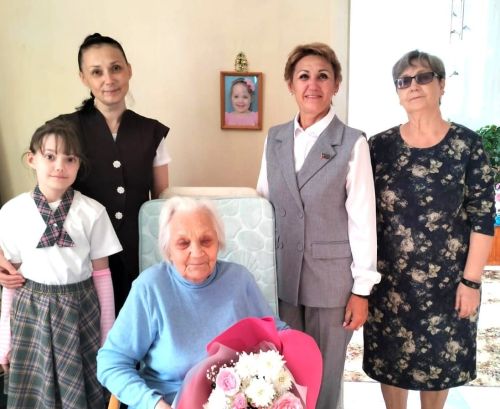 Веру Тимофееву из Лениногорска поздравили с 95-летием и Днём учителя