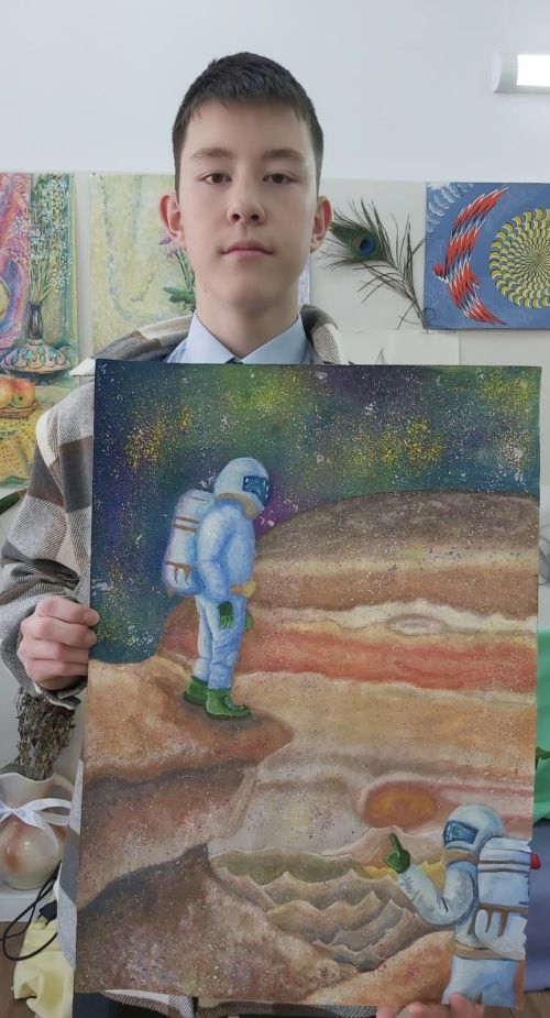 Художник из Лениногорска награжден в Москве за участие в конкурсе «Знамя Мира в Космосе-2025»
