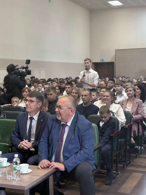 Студенты и школьники Лениногорска встретились и пообщались с Героем России, космонавтом Антоном Шкаплеровым