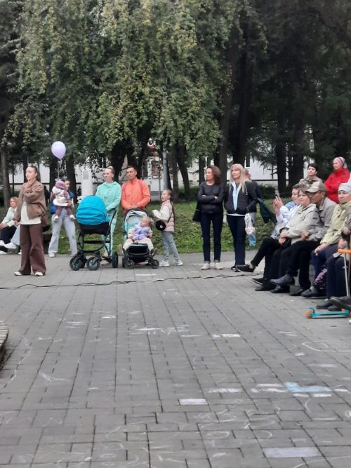 Под «браво» и «бис» исполнил свои песни в Лениногорске человек-оркестр из московской группы «Фрикинг аут»