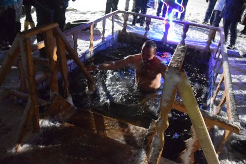 1450 человек приняли участие в крещенском купании в Лениногорске и районе