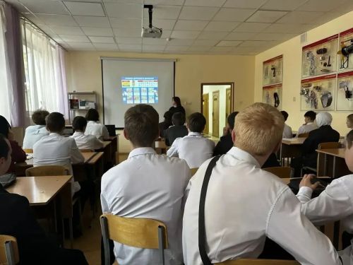 В Лениногорске для студентов колледжа провели классный час о правилах безопасности на дороге