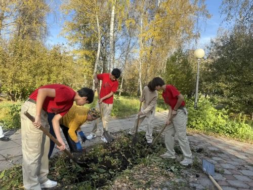 В Лениногорске продолжается акция «Цветы памяти»