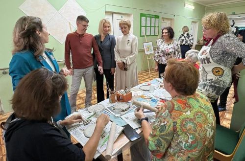 В художественной школе состоялась выставка пенсионеров по программе «Активное долголетие»