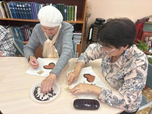 В Лениногорске для серебряных «студентов» состоялся мастер-класс «Магнит из кофейных зерен»