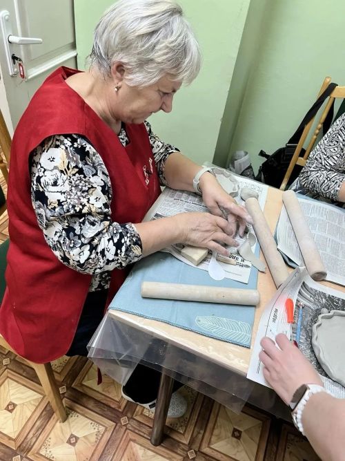 В художественной школе состоялась выставка пенсионеров по программе «Активное долголетие»
