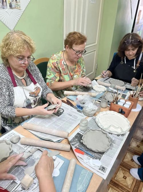 В художественной школе состоялась выставка пенсионеров по программе «Активное долголетие»